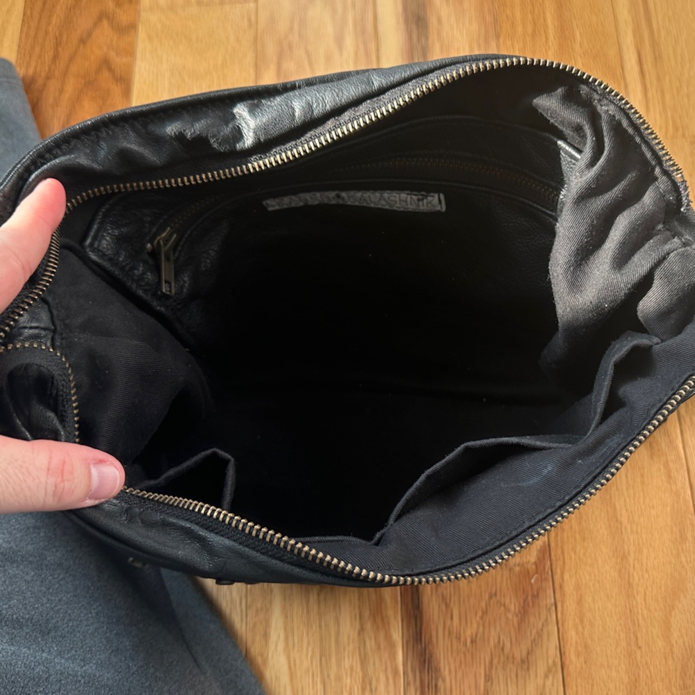 Stylish Black Leather Shoulder Bag - Picture 3 of 3